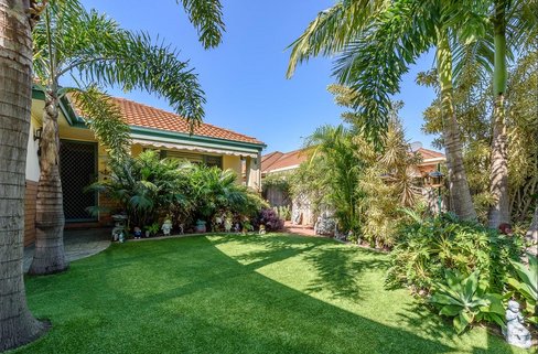 2/33 Brown Street, LABRADOR QLD 4215