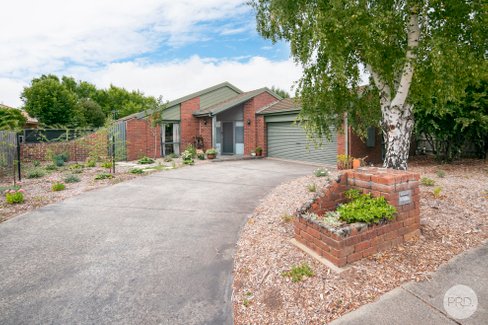 24 Bogart Drive, WENDOUREE VIC 3355