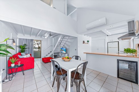 2/4 Border Drive, CANNONVALE QLD 4802