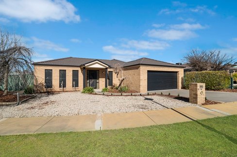 24 Brentwood Boulevard, STRATHFIELDSAYE VIC 3551