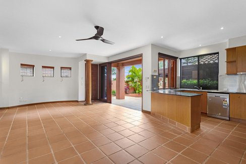 2/4 Fourth Avenue, Burleigh Heads QLD 4220