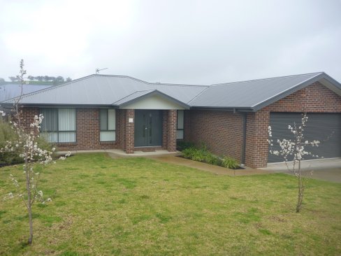 24 Hudson Drive, LLOYD NSW 2650