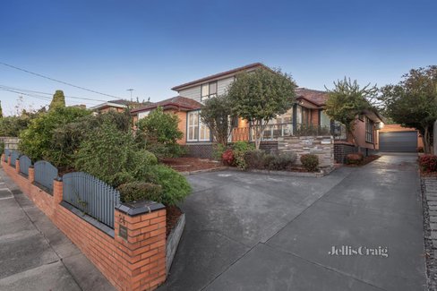 24 Lynden Grove Mount Waverley 3149