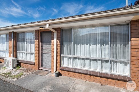 2/4 Marie Crescent, WENDOUREE VIC 3355