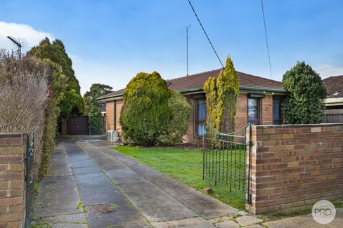 24 Montgomery Street, WENDOUREE VIC 3355