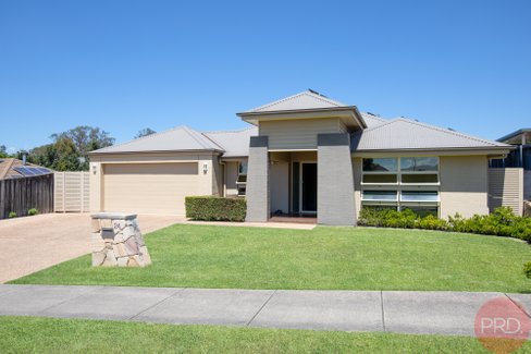 24 Paperbark Parade, ABERGLASSLYN NSW 2320