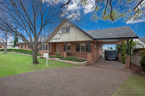 24 Robert Street, TENAMBIT NSW 2323