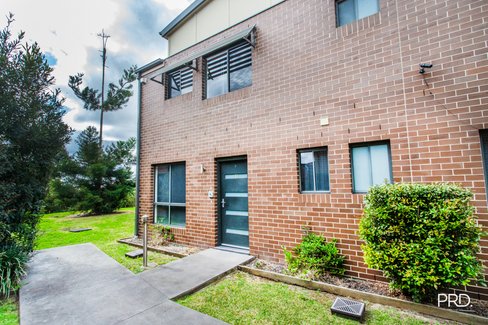 2/400 Glenmore Parkway, Glenmore Park NSW 2745