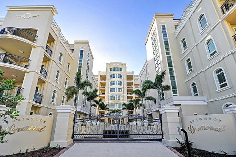 2/42-44 Brighton Parade, SOUTHPORT QLD 4215