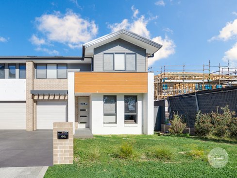 2/44 The Lakes Drive, GLENMORE PARK NSW 2745