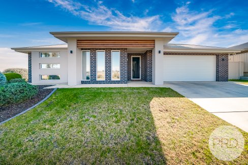 2/48 Ross Parkway, GOBBAGOMBALIN NSW 2650