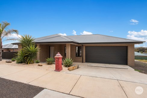 25 Ashbourne Way, KANGAROO FLAT VIC 3555