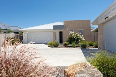 25 Bradman Avenue, BOOROOMA NSW 2650