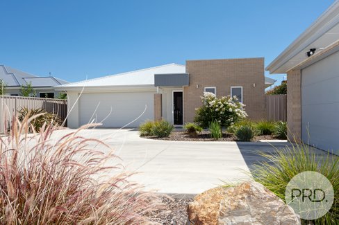 25 Bradman Drive, BOOROOMA NSW 2650