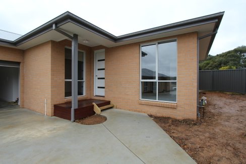 2/5 Broomfield Road, CRESWICK VIC 3363