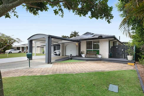 2/5 Crimson Court, Miami QLD 4220