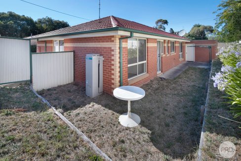 2/5 Hocking Avenue, CANADIAN VIC 3350