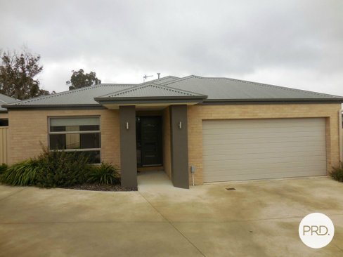 2/5 Penfold Close, CANADIAN VIC 3350