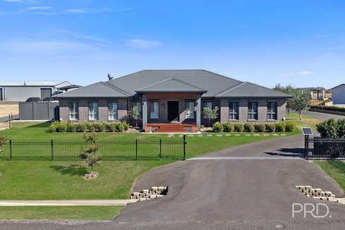 25 Rodeo Drive, TAMWORTH NSW 2340