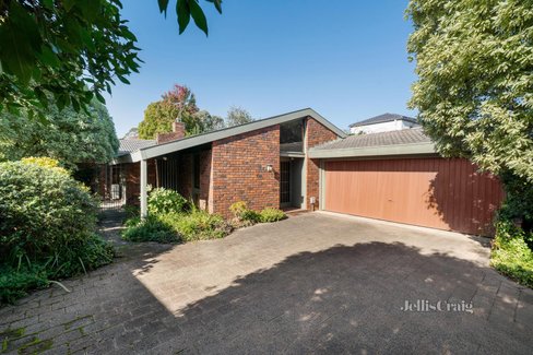 25 Sheringham Drive Wheelers Hill 3150