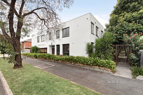 2 55 Dover Street Flemington 3031