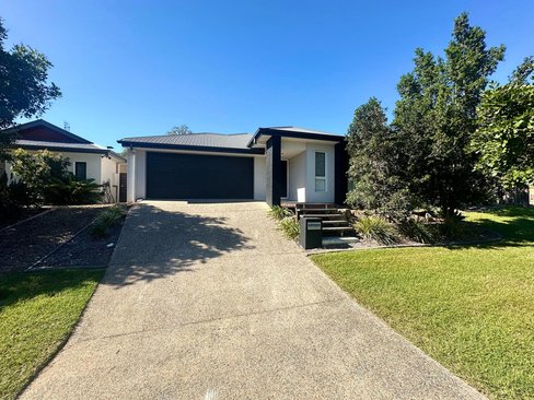 26 Caulder Esplanade, BOYNE ISLAND QLD 4680
