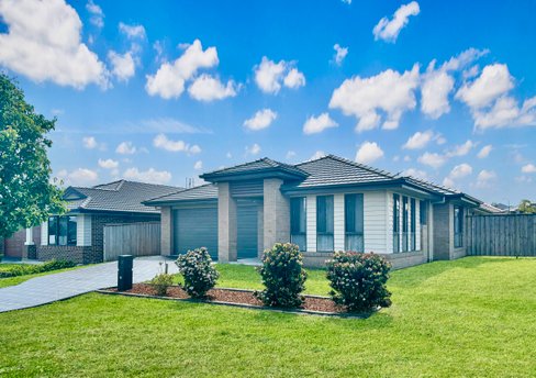 26 Golden Whistler Avenue, ABERGLASSLYN