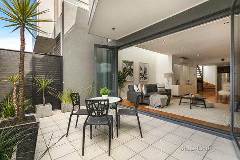 2/6 Talbot Road Strathmore 3041