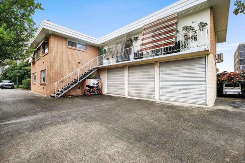2/6 Vernia Place, BIGGERA WATERS QLD 4216