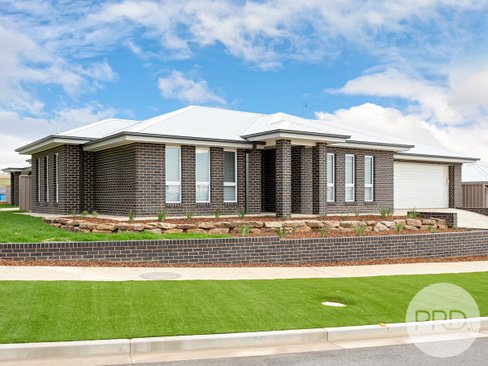 2/61 Lingiari Drive, LLOYD NSW 2650