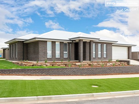 2/61 Lingiari Drive, LLOYD NSW 2650