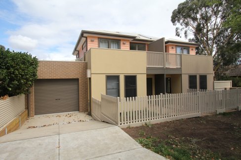 2/610 Wilson Street, CANADIAN VIC 3350
