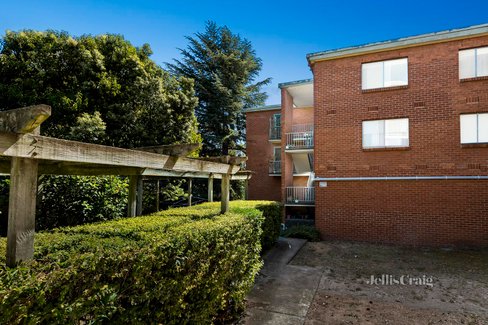 26 13 Hopetoun Avenue Brunswick West 3055