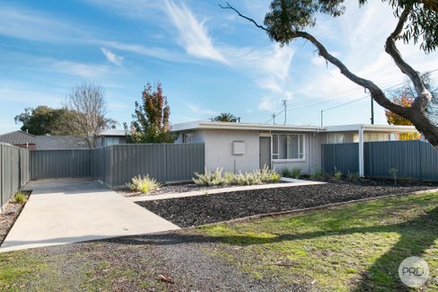 2/628 Wilson Street, CANADIAN VIC 3350