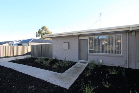 2/628 Wilson Street, CANADIAN VIC 3350