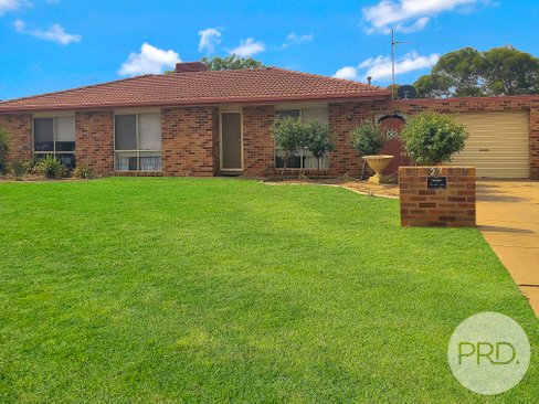 27 Balleroo Crescent, GLENFIELD PARK NSW 2650
