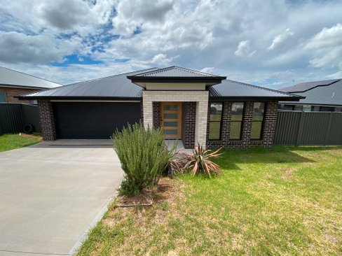 27 Currawong Drive, CALALA NSW 2340