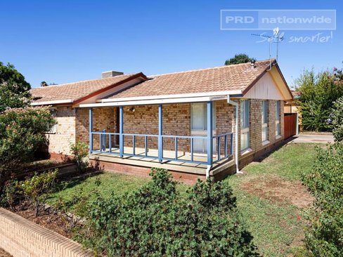 27 Huron Crescent, LAKE ALBERT NSW 2650