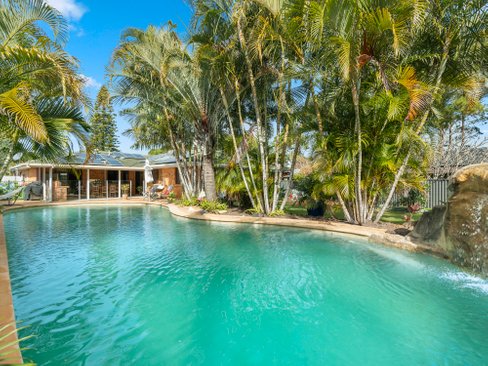 27 Sequoia Close, ELANORA QLD 4221