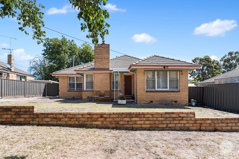 27 Wilson Street, LONG GULLY VIC 3550