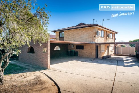 2/7B Henschke Avenue, TOLLAND NSW 2650