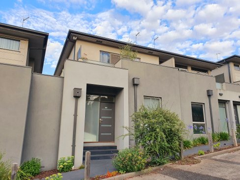 2/8 Chaleyer Street Reservoir 3073