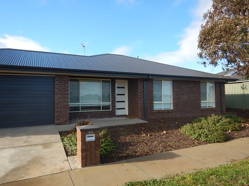 28 Giffard Street, MINERS REST VIC 3352