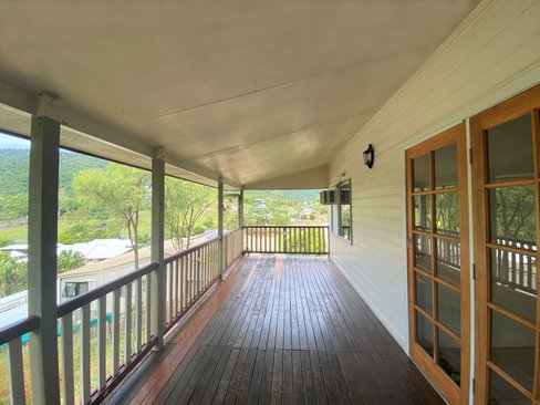 2/8 Macarthur Drive, CANNONVALE QLD 4802