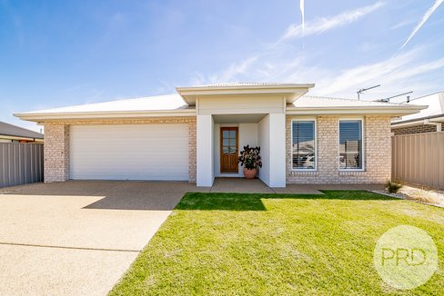 28 Turramia Crescent, GOBBAGOMBALIN NSW 2650