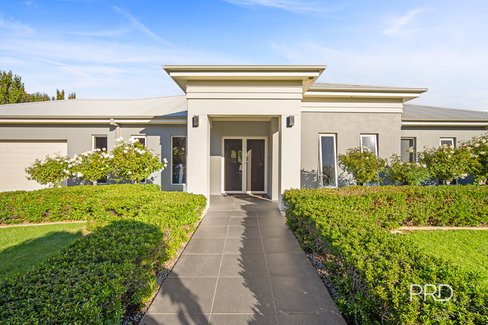 29 Plunkett Drive, LAKE ALBERT NSW 2650