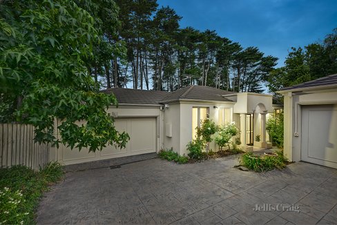 2/91 Essex Road Surrey Hills 3127