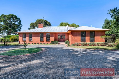 292 Sunraysia Highway, MINERS REST VIC 3352