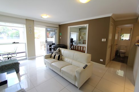 2/96 Stanhill Drive, CHEVRON ISLAND QLD 4217