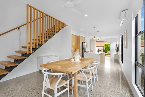 2/99 Nobby Parade, MIAMI QLD 4220